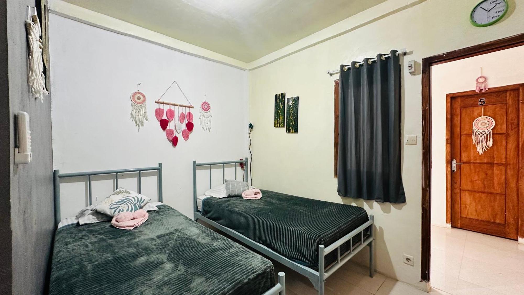 D'Flora Homestay Labuan Bajo Dış mekan fotoğraf
